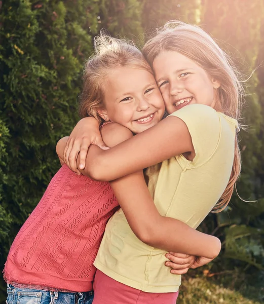 特写肖像两个快乐的女朋友拥抱在公园 — 图库照片