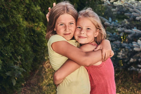 Close Portret Van Twee Gelukkige Vriendinnen Knuffelen Het Park — Stockfoto