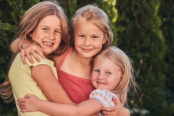 Gros Plan Portrait Trois Petites Amies Heureuses Câlinant Dans Parc — Photo