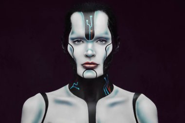 Şehvetli cyber kadın yaratıcı makyajlı. Teknoloji ve gelecekteki kavramı. Karanlık dokulu bir arka plan üzerinde izole. 