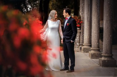 Yeni evliler - gelin ve damat eski güzel taş sarayın açık havada yürüyüş güzel çift.
