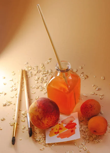 Frische Aprikosen Und Ein Glas Marillensaft Mit Einem Pinsel Auf — Stockfoto