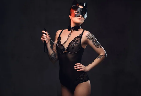 Bdsm Kedi Deri Maske Karanlık Bir Arka Plan Üzerinde Poz — Stok fotoğraf