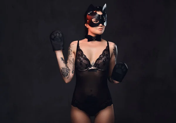 魅惑的な官能的な愛人女の子 Bdsm アクセサリーと暗い背景にポーズ猫革マスクの黒のランジェリーを身に着けています 暗い背景に分離 — ストック写真