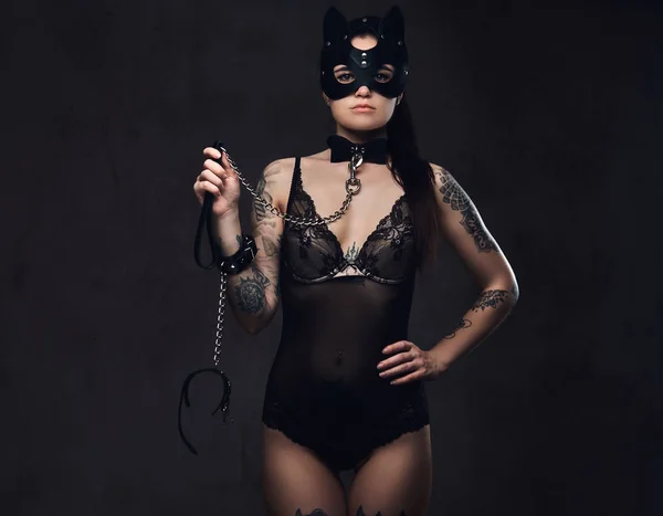 セクシーな黒いランジェリー Bdsm 猫革マスクで暗い背景にポーズのアクセサリーを身に着けている美しいブルネットの女性 — ストック写真