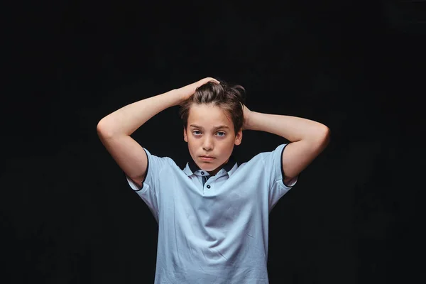 Kaukasiska Tonåring Klädd Vit Shirt Isolerad Mörk Bakgrund — Stockfoto