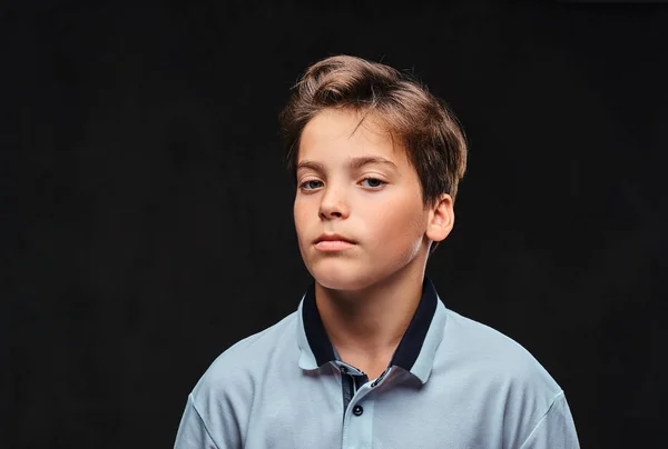 Närbild Porträtt Snygg Tonåring Klädd Vit Shirt Isolerad Mörk Bakgrund — Stockfoto