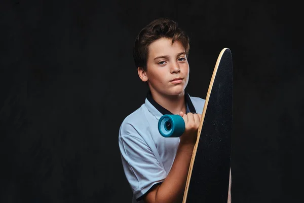 Porträtt Ung Skejtare Pojke Klädd Vit Shirt Har Longboard Isolerad — Stockfoto