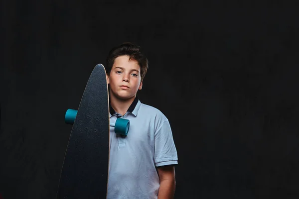 Ritratto Ragazzo Skater Vestito Con Una Shirt Bianca Tiene Longboard — Foto Stock