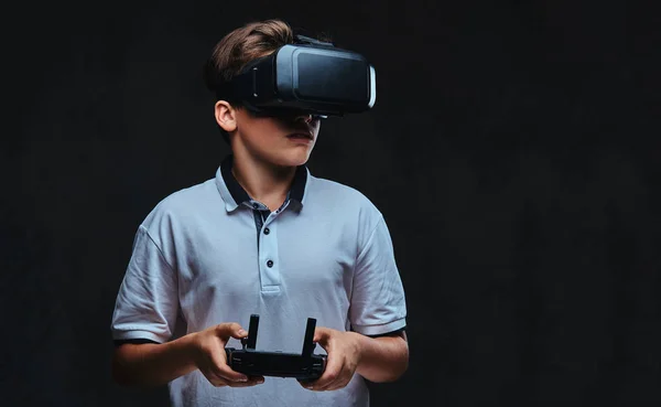 Retrato Niño Vestido Con Una Camiseta Blanca Usando Gafas Realidad —  Fotos de Stock