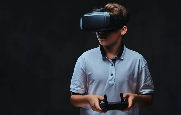 Retrato Menino Vestido Com Uma Camiseta Branca Usando Óculos Realidade — Fotografia de Stock