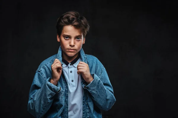 Joven Moda Vestido Con Una Camiseta Chaqueta Mezclilla Posando Estudio —  Fotos de Stock