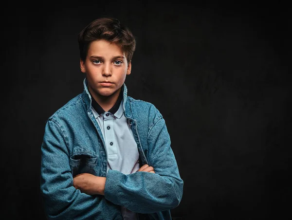 Jovem Elegante Vestido Com Uma Camiseta Casaco Ganga Posando Com — Fotografia de Stock