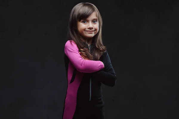 Menina Sorridente Vestida Sportswear Com Braços Cruzados Isolado Fundo Texturizado — Fotografia de Stock