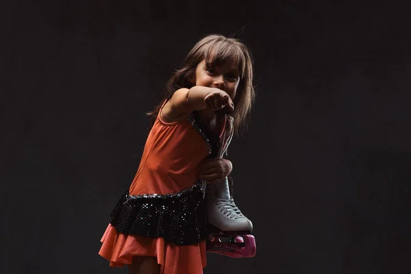 Niña Vestida Con Vestido Patinador Sostiene Patines Hielo Burla Señala —  Fotos de Stock