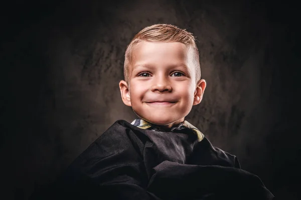 Retrato Cerca Lindo Niño Sonriente Sentado Una Silla Con Capa —  Fotos de Stock