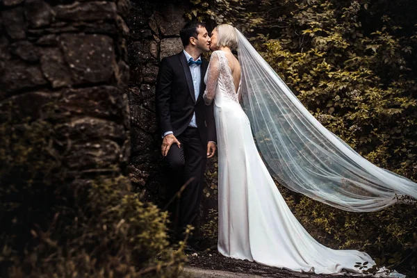 Casal Encantador Noiva Noivo Abraçando Beijo Uma Bela Floresta Misteriosa — Fotografia de Stock