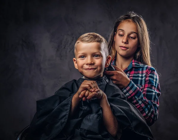 Zufriedener Süßer Vorschuljunge Der Eine Frisur Bekommt Kinder Friseur Mit — Stockfoto