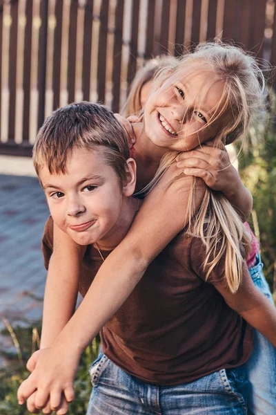 Retrato Pequeños Amigos Felices Divirtiéndose Patio Niño Sosteniendo Chica Espalda — Foto de Stock