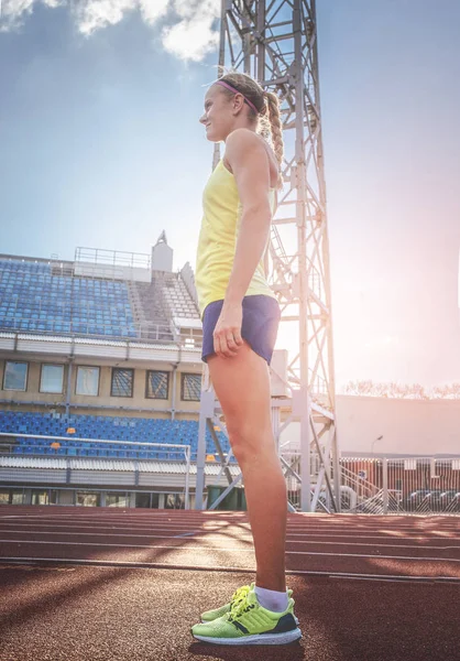 Vista Lateral Uma Esportista Vestindo Camiseta Shorts Uma Pista Corrida — Fotografia de Stock