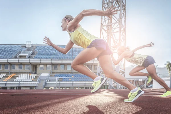 Zwei Sprinterinnen Laufen Beim Training Leichtathletikstadion Auf Dem Laufband — Stockfoto