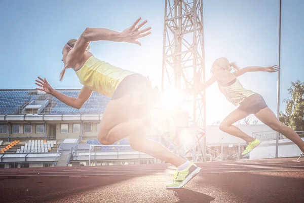 Två Kvinnliga Sprinter Idrottare Kör Löpband Loppet Träning Friidrottsarena — Stockfoto