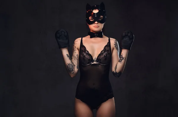 诱人的感性情妇女孩穿着黑色内衣在 Bdsm 配件和猫皮革面具摆在黑暗的背景 在黑暗背景下被隔离 — 图库照片