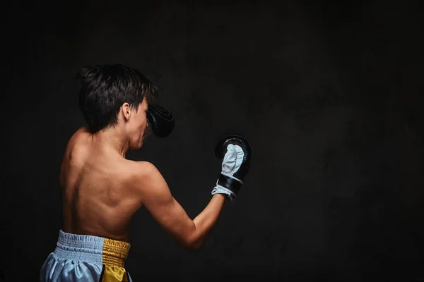 Vista Posterior Joven Boxeador Sin Camisa Durante Los Ejercicios Boxeo —  Fotos de Stock