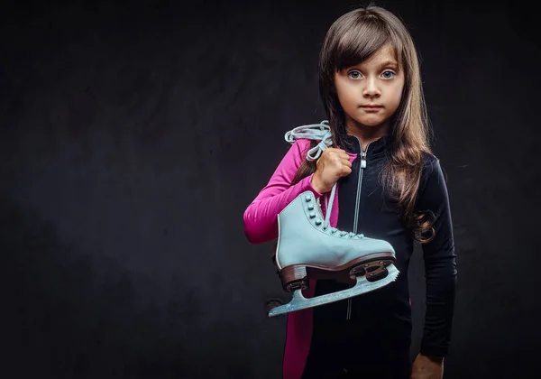 Nettes Kleines Mädchen Sportkleidung Hält Schlittschuhe Auf Einer Schulter Isoliert — Stockfoto