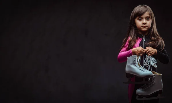 Osamělý Děvčátko Oblečené Sportswear Drží Brusle Izolované Tmavý Podklad Texturou — Stock fotografie