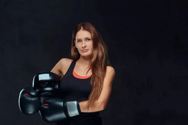 Retrato Una Boxeadora Usando Guantes Sostiene Casco Protector Posando Estudio —  Fotos de Stock