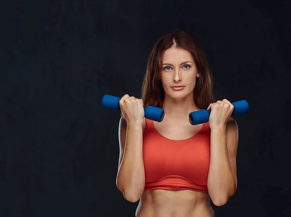 Fitness Kadın Dumbbells Ile Egzersiz Yaparak Spor Sütyen Giymiş Karanlık — Stok fotoğraf