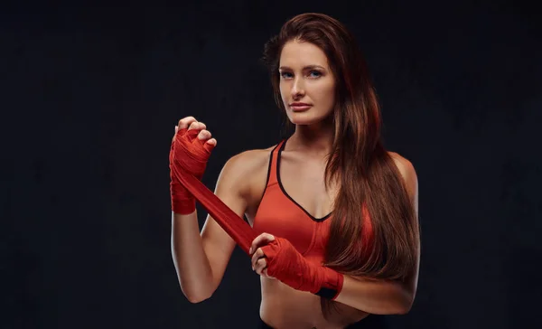 Portret Van Een Prachtige Brunette Vrouwelijke Bokser Sport Bandages Haar — Stockfoto