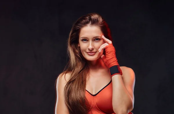 Nadenkend Mooie Brunette Vrouwelijke Bokser Sport Met Verbonden Handen Geïsoleerd — Stockfoto