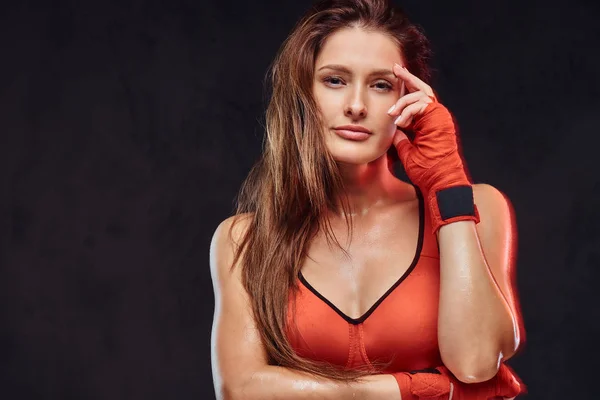 Nadenkend Mooie Brunette Vrouwelijke Bokser Sport Met Verbonden Handen Geïsoleerd — Stockfoto