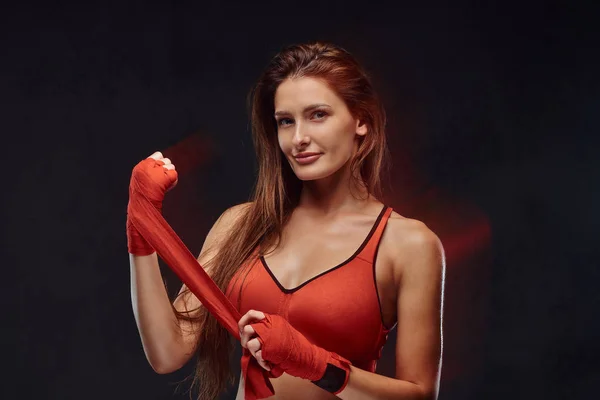 Porträt Einer Schönen Brünetten Boxerin Sport Bindet Ihre Hände Isoliert — Stockfoto