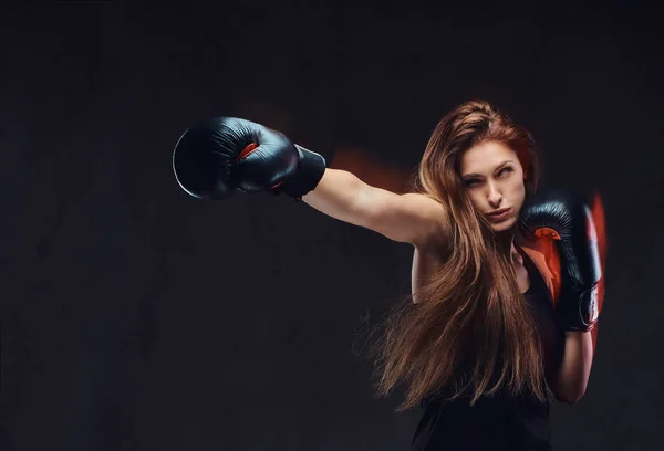 Bonita Morena Boxeadora Feminina Durante Exercícios Boxe Focada Processo Com — Fotografia de Stock