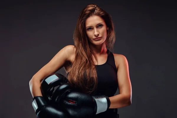 Mulher Esportiva Vestida Com Roupas Esportivas Usando Luvas Boxe Segura — Fotografia de Stock