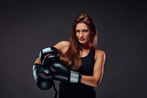 Mujer Deportiva Vestida Con Ropa Deportiva Con Guantes Boxeo Sostiene — Foto de Stock