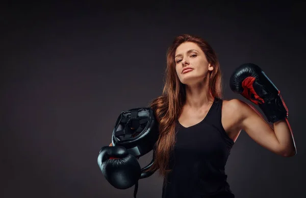 Sportliche Frau Sportkleidung Mit Boxhandschuhen Hält Schutzhelm Isoliert Auf Dunklem — Stockfoto