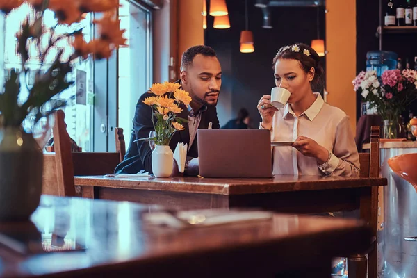 Atraktivní Americká Pár Obchodní Schůzce Restauraci Diskusi Pracovní Momenty Notebookem — Stock fotografie