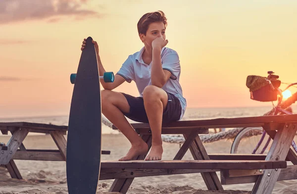 Giovane Ragazzo Skater Pensieroso Vestito Con Shirt Pantaloncini Seduti Una — Foto Stock