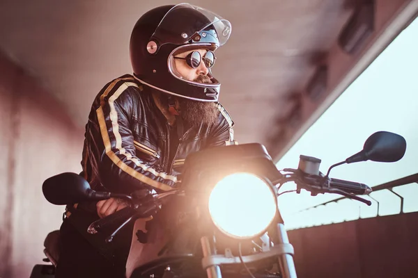 Retrato Cerca Brutal Motorista Barbudo Con Casco Gafas Sol Vestido — Foto de Stock