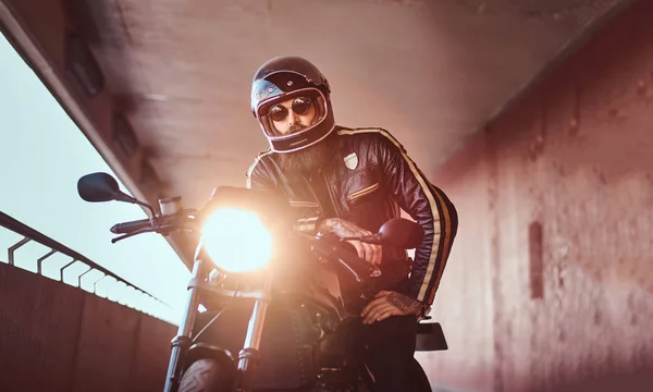 Retrato Cerca Brutal Motorista Barbudo Con Casco Gafas Sol Vestido —  Fotos de Stock