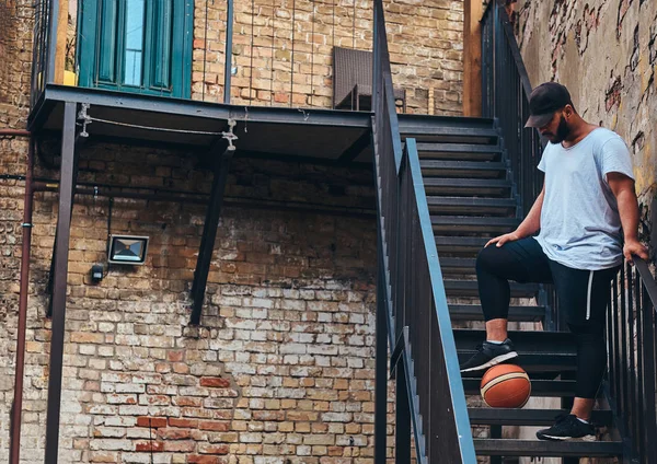 Afro Amerikanska Skäggiga Streetball Spelare Cap Klädd Sportkläder Håller Ett — Stockfoto