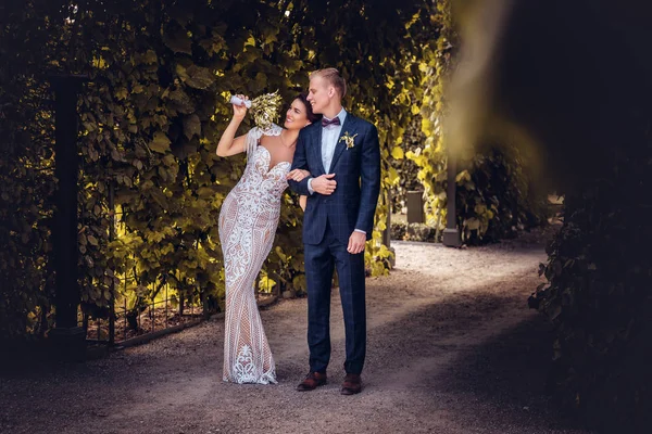 Casamento Feliz Casal Está Andando Pelo Belo Jardim — Fotografia de Stock