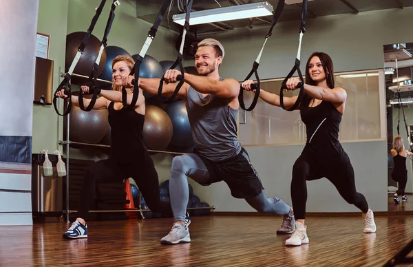 Gruppe Von Personen Die Fitnessclub Oder Fitnessstudio Mit Spanngurten Trainieren — Stockfoto