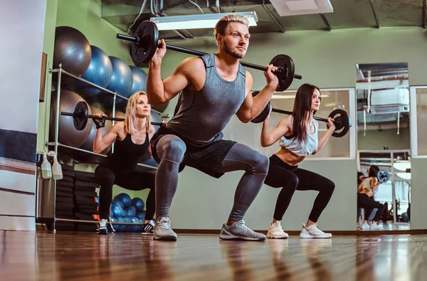 Skupina Lidí Vykonávajících Činka Dělat Dřepy Fitness Klubu — Stock fotografie