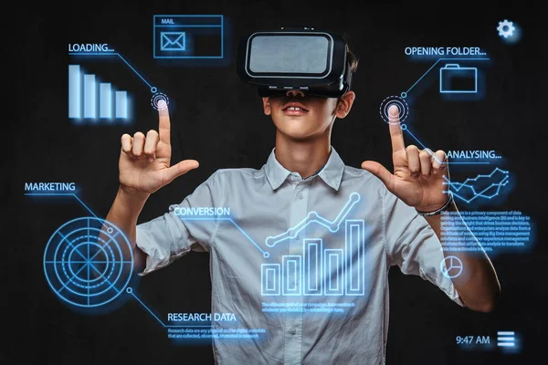 Teenager Einem Weißen Shirt Mit Virtual Reality Brille Mit Diagrammen — Stockfoto