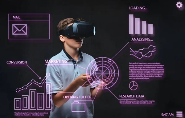 Teenager Einem Weißen Shirt Mit Virtual Reality Brille Mit Diagrammen — Stockfoto